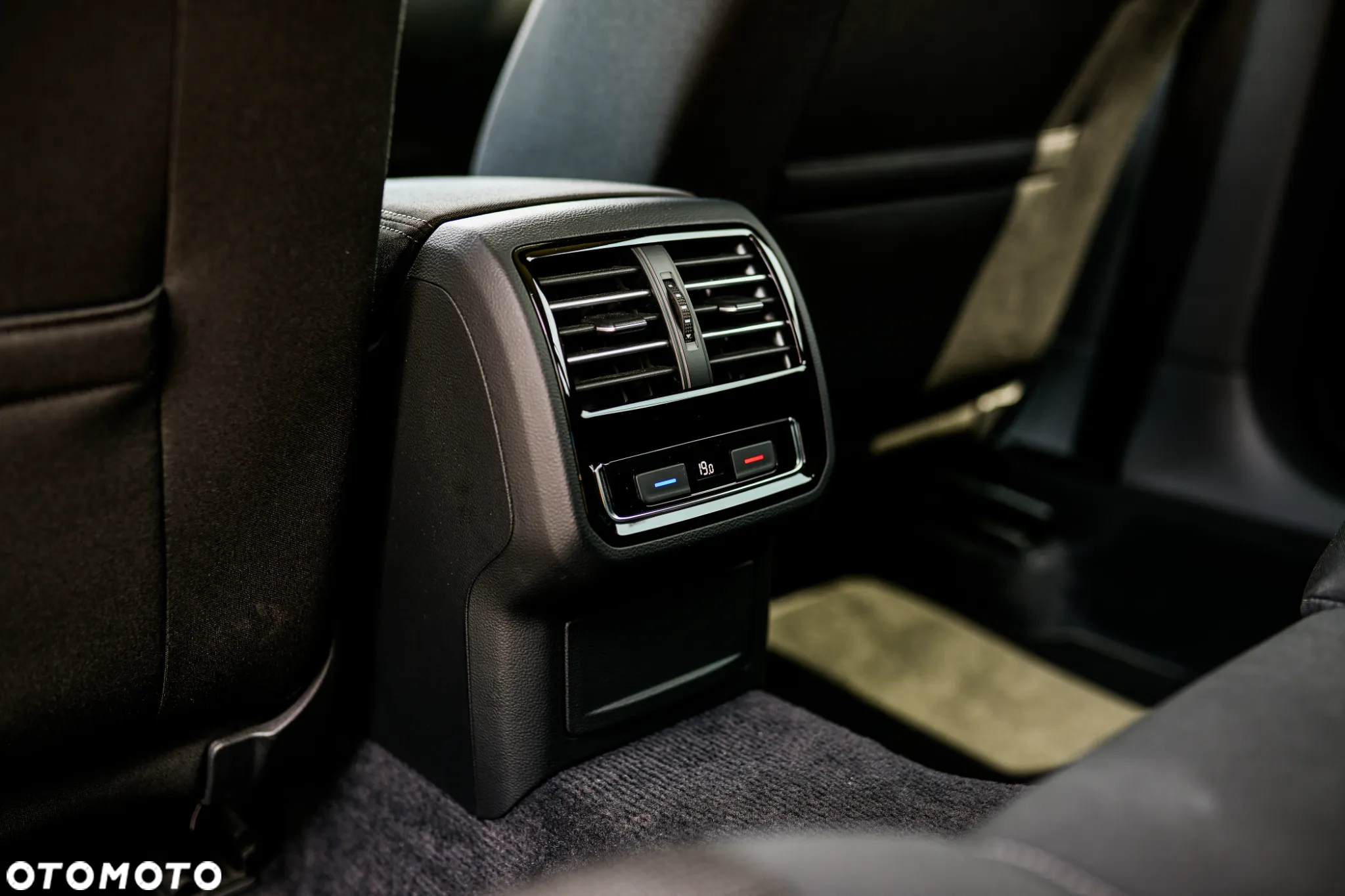 Volkswagen Passat 1.6 TDI BMT Comfortline - 27