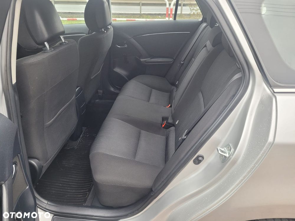 Toyota Avensis 1.8 Comfort - 20