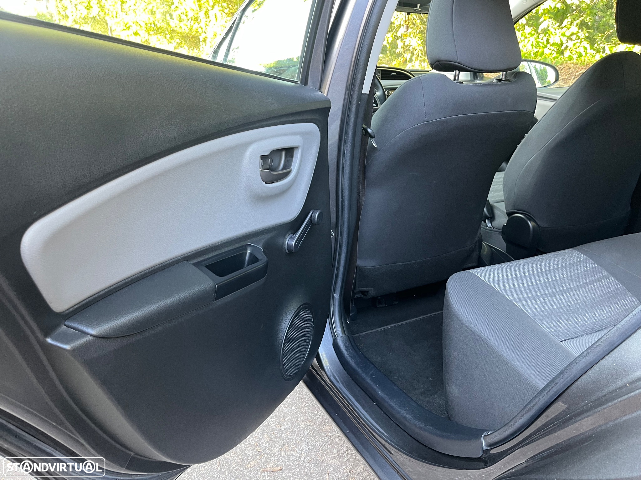 Toyota Yaris 1.0 VVT-i Comfort+P.Style - 32