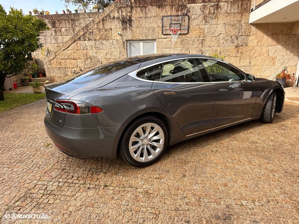 Tesla Model S - 3