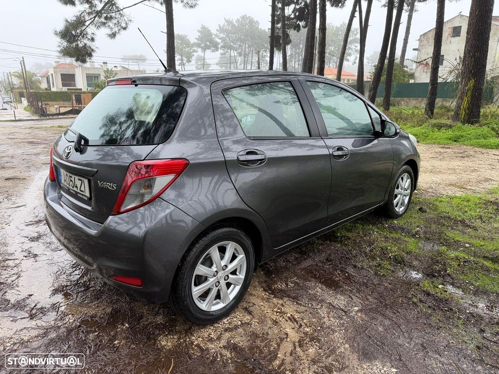 Toyota Yaris 1.0 VVT-i Comfort c/ Design-Pack - 4