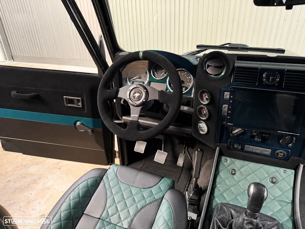 Land Rover Defender - 30