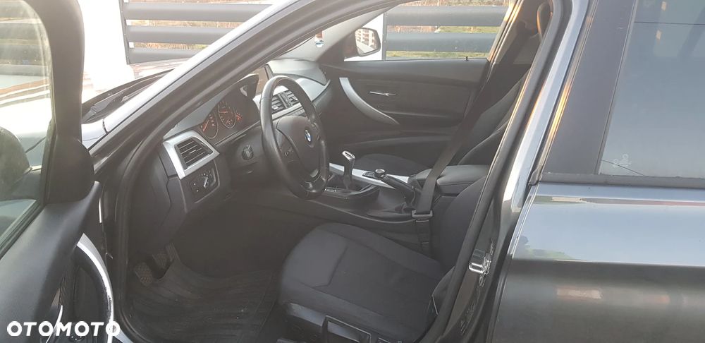 BMW Seria 3 320i - 5
