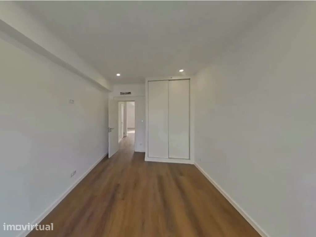 T2 Totalmente Remodelado | Excelente Localização na Amadora - Grande imagem: 3/25