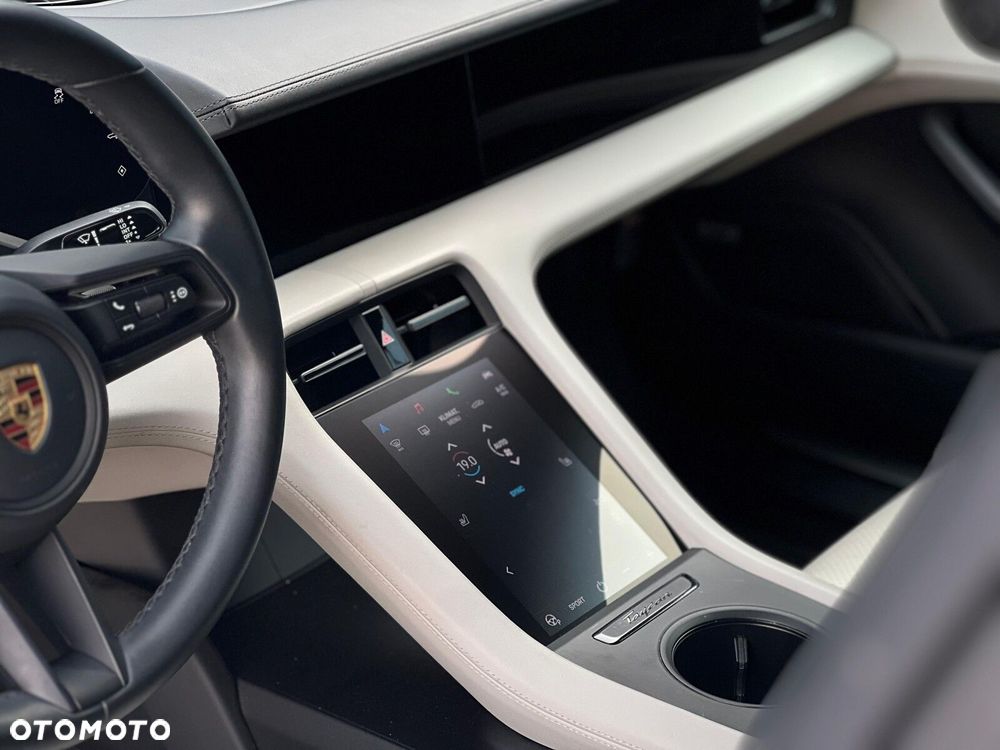 Porsche Taycan - 11