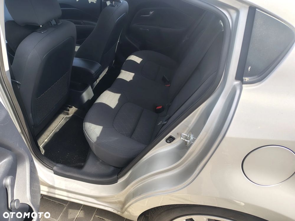 Kia Rio - 12