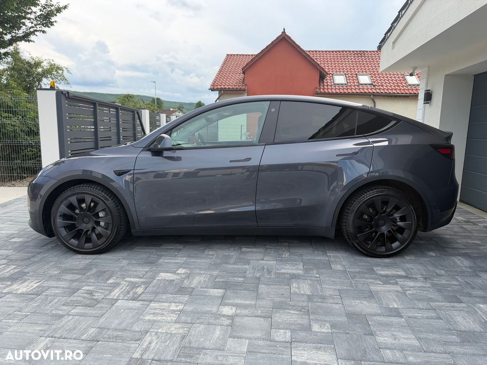 Tesla Model Y - 5