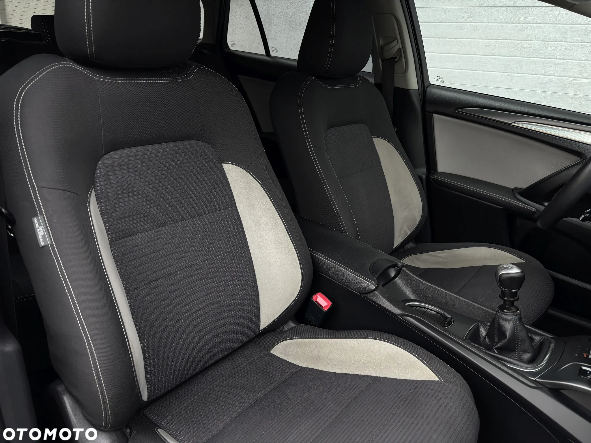 Toyota Avensis 1.8 Premium - 31