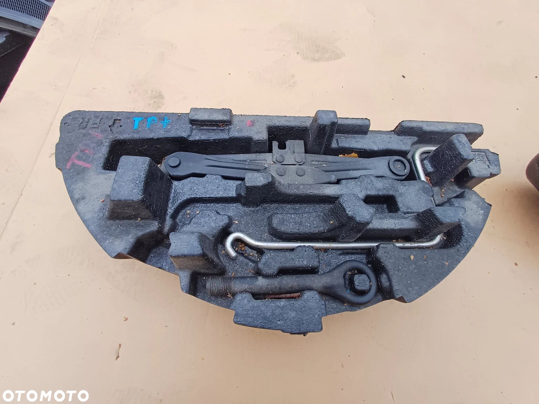 Zestaw awaryjny lewarek  styropian Toyota prius plus 12-20r - 1