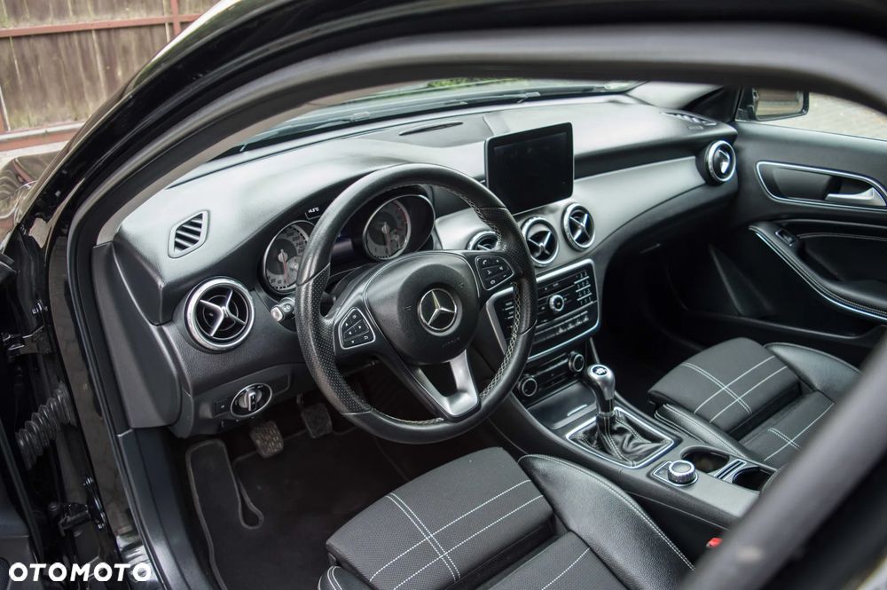 Mercedes-Benz GLA 180 UrbanStyle Edition - 19