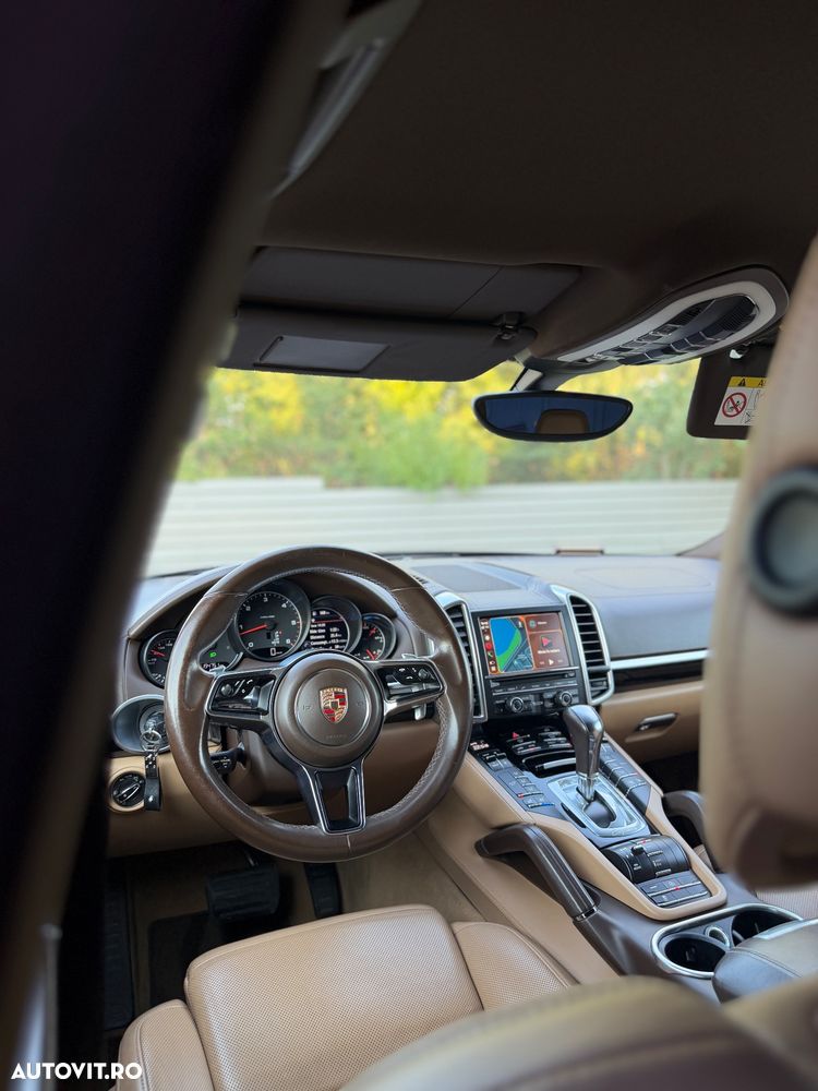 Porsche Cayenne 3.0 L - 7