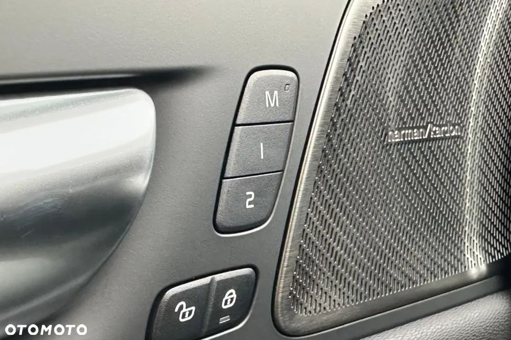 Volvo XC 60 T8 Plug-In Hybrid AWD Plus Black Edition - 13