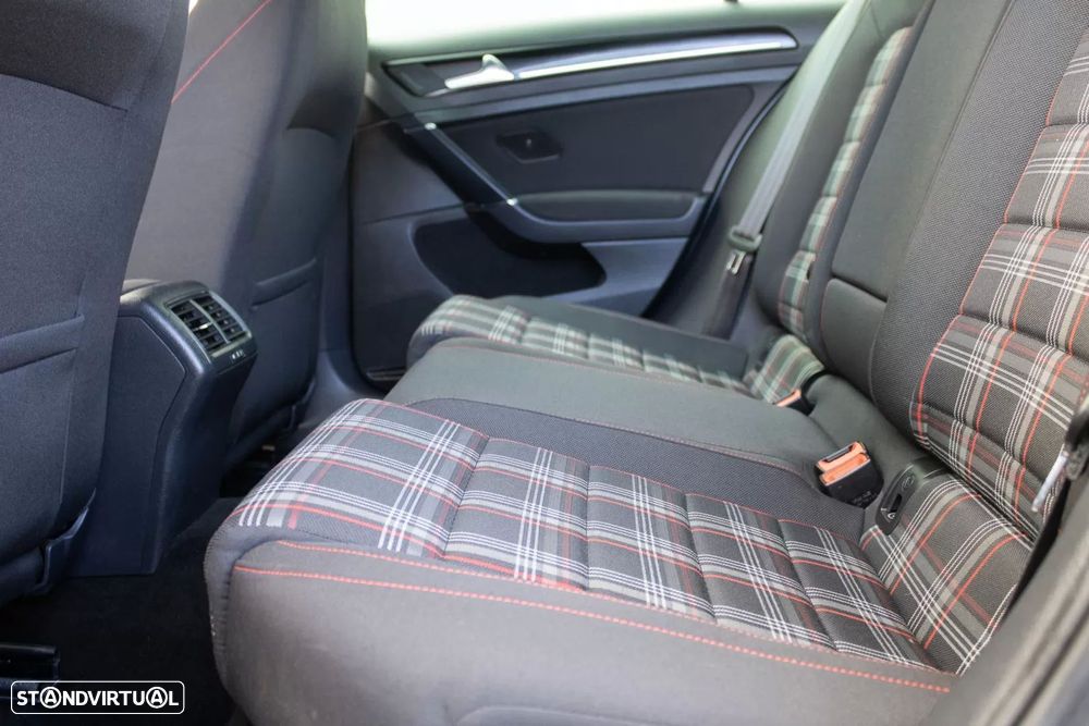 VW Golf 2.0 TSi GTi DSG - 40