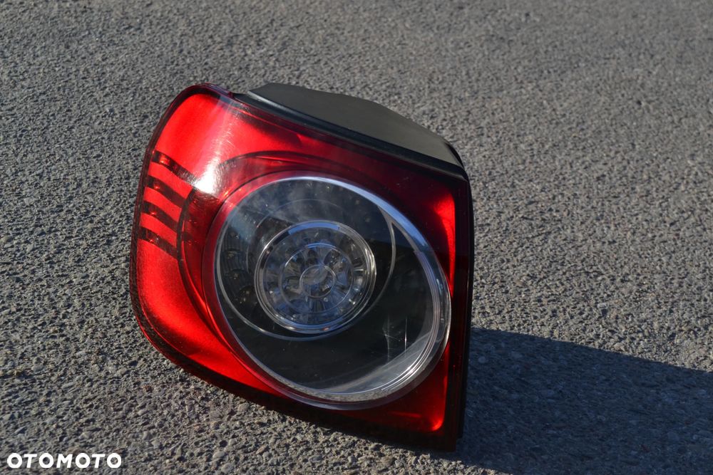 VW GOLF V PLUS LAMPA TYŁ TYLNA LEWA W BŁOTNIK ORYGINAŁ 5M0945095M - 1