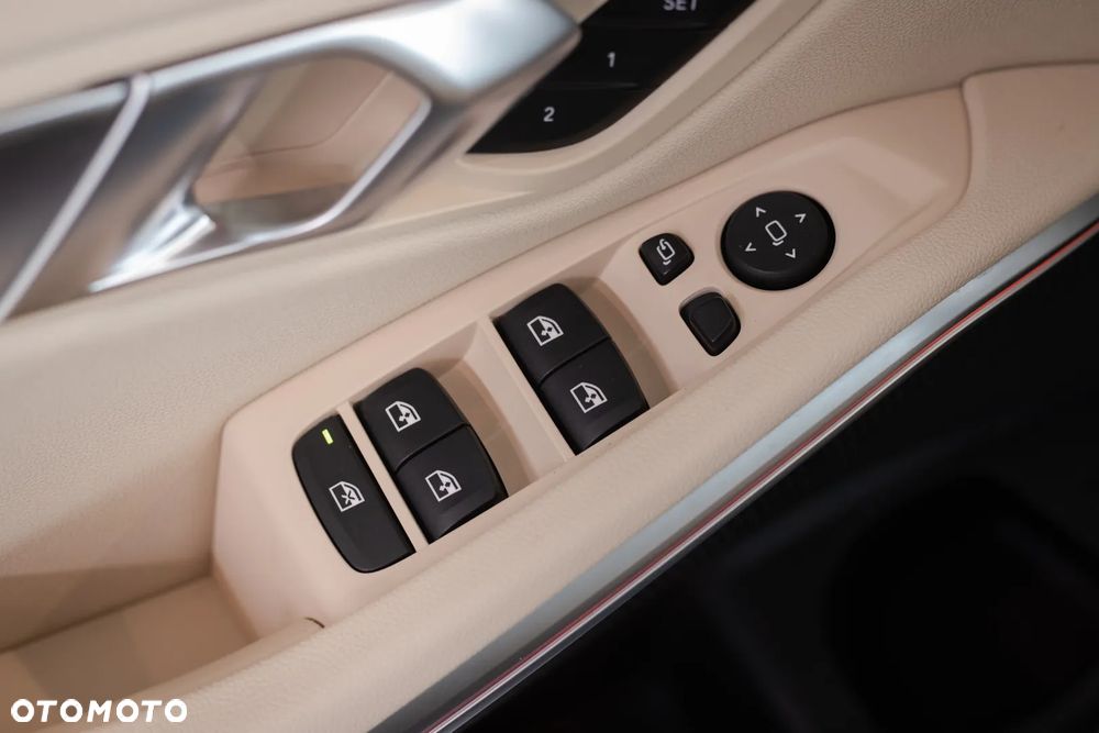BMW Seria 3 330i xDrive - 24