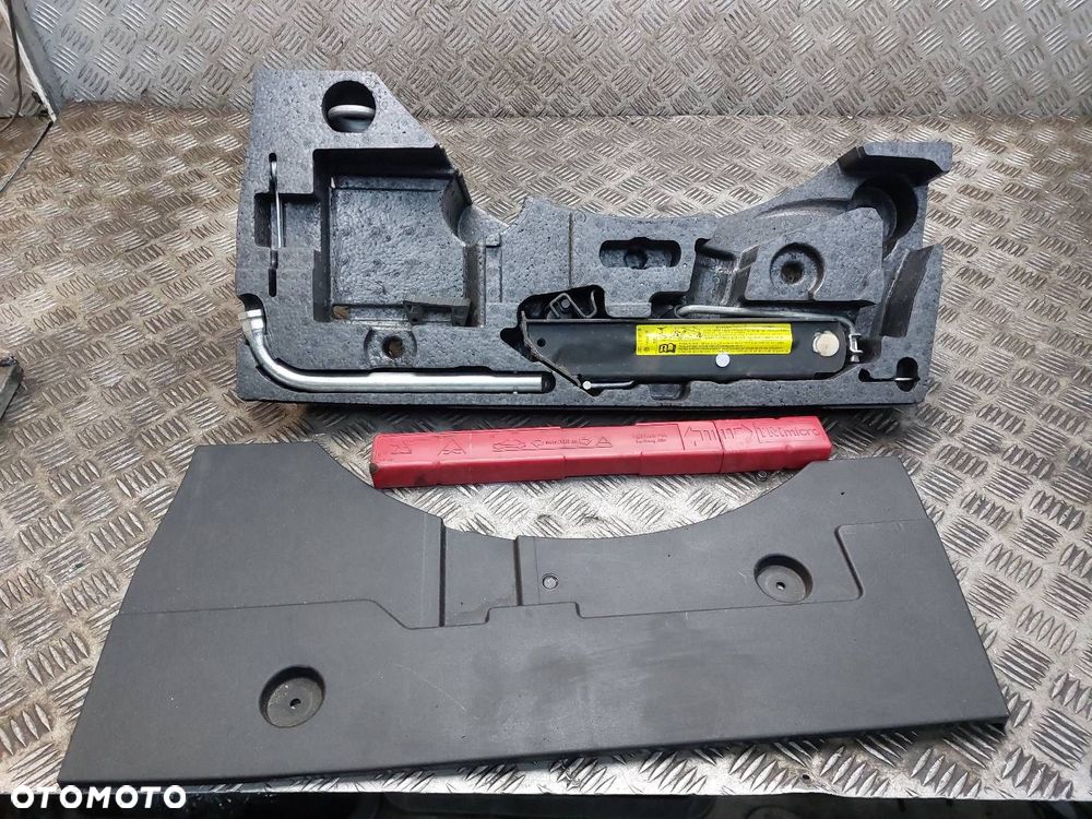 LEWAREK PODNOŚNIK SAMOCHODOWY WKŁAD UCHO PASSAT B6 3C0011031B - 1