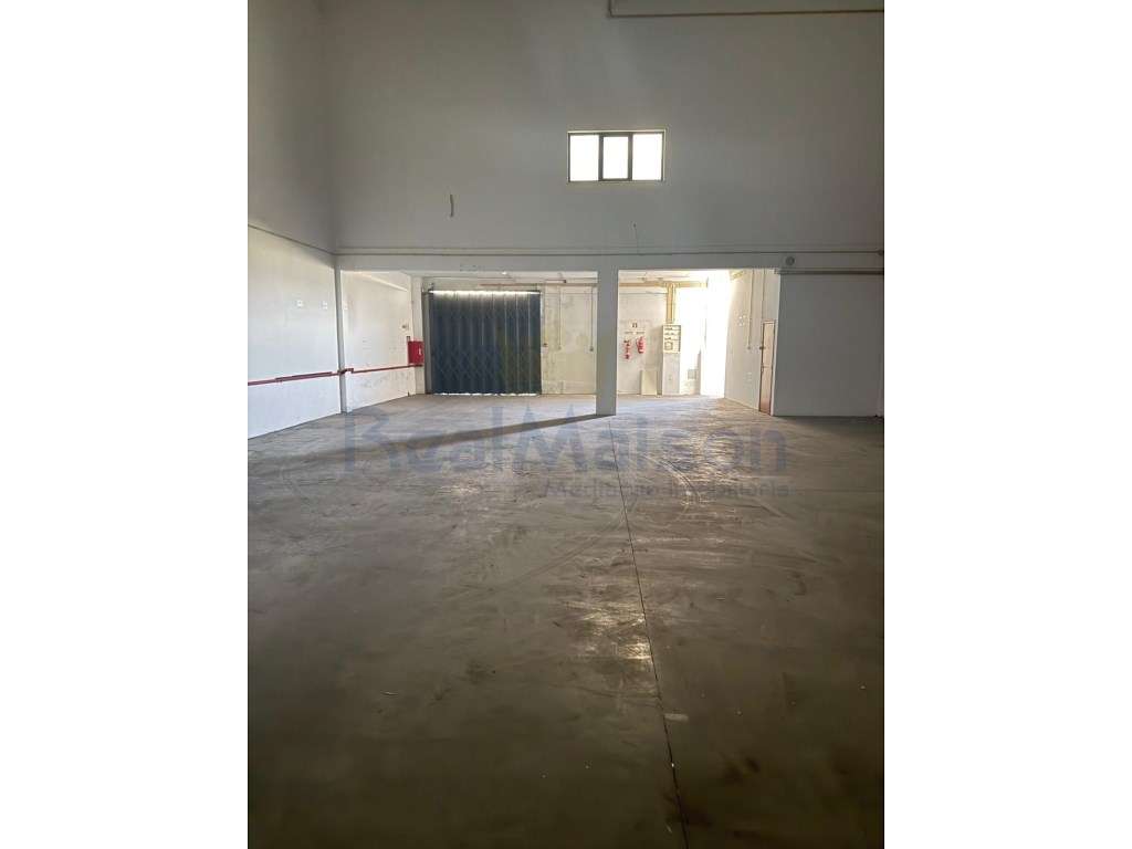 Arrenda-se Armazém na Terrugem - Grande imagem: 4/10