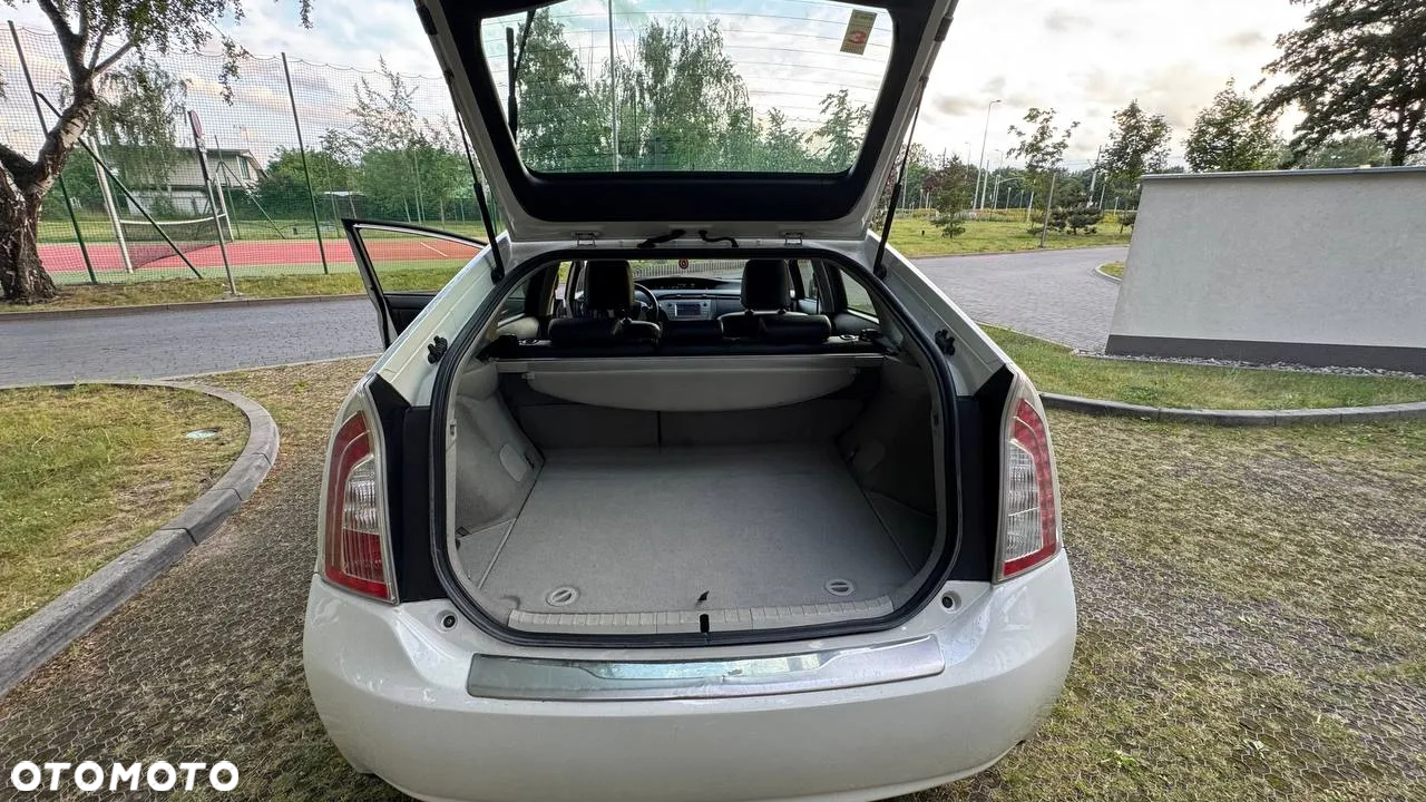 Toyota Prius (Hybrid) Executive - 19