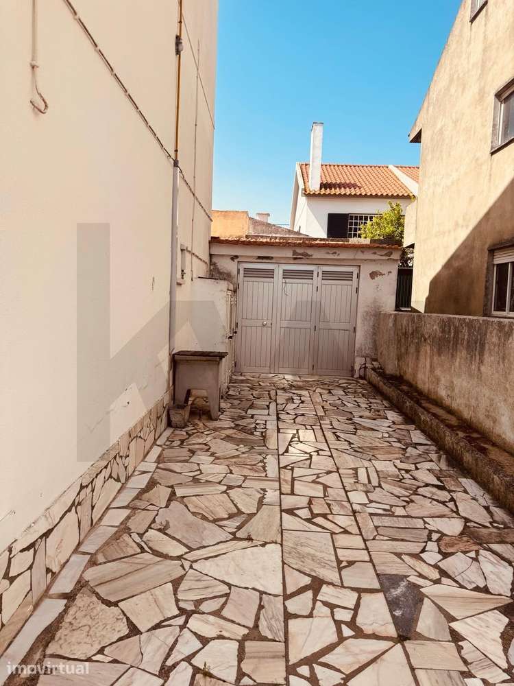 Prédio Misto com 2 T3 Habitação + Armazém Industrial | Excelente Inves - Grande imagem: 5/51