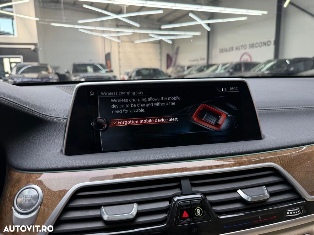 BMW Seria 7 740e iPerformance - 32
