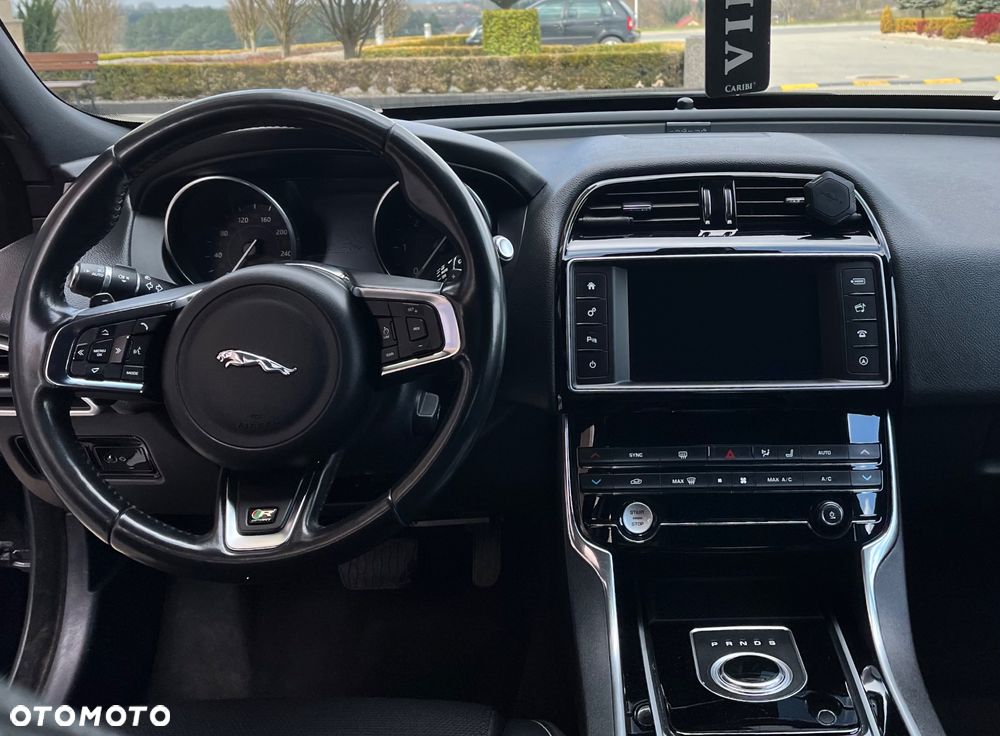Jaguar XE 2.0 D R-Sport - 17