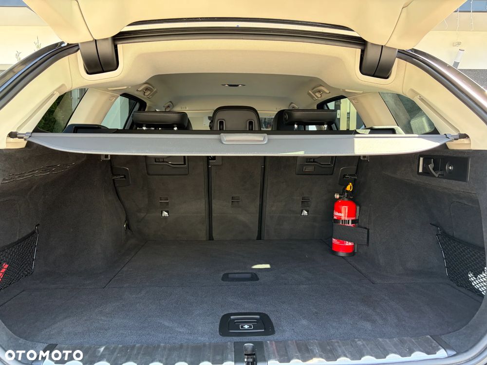 BMW Seria 3 330i - 25