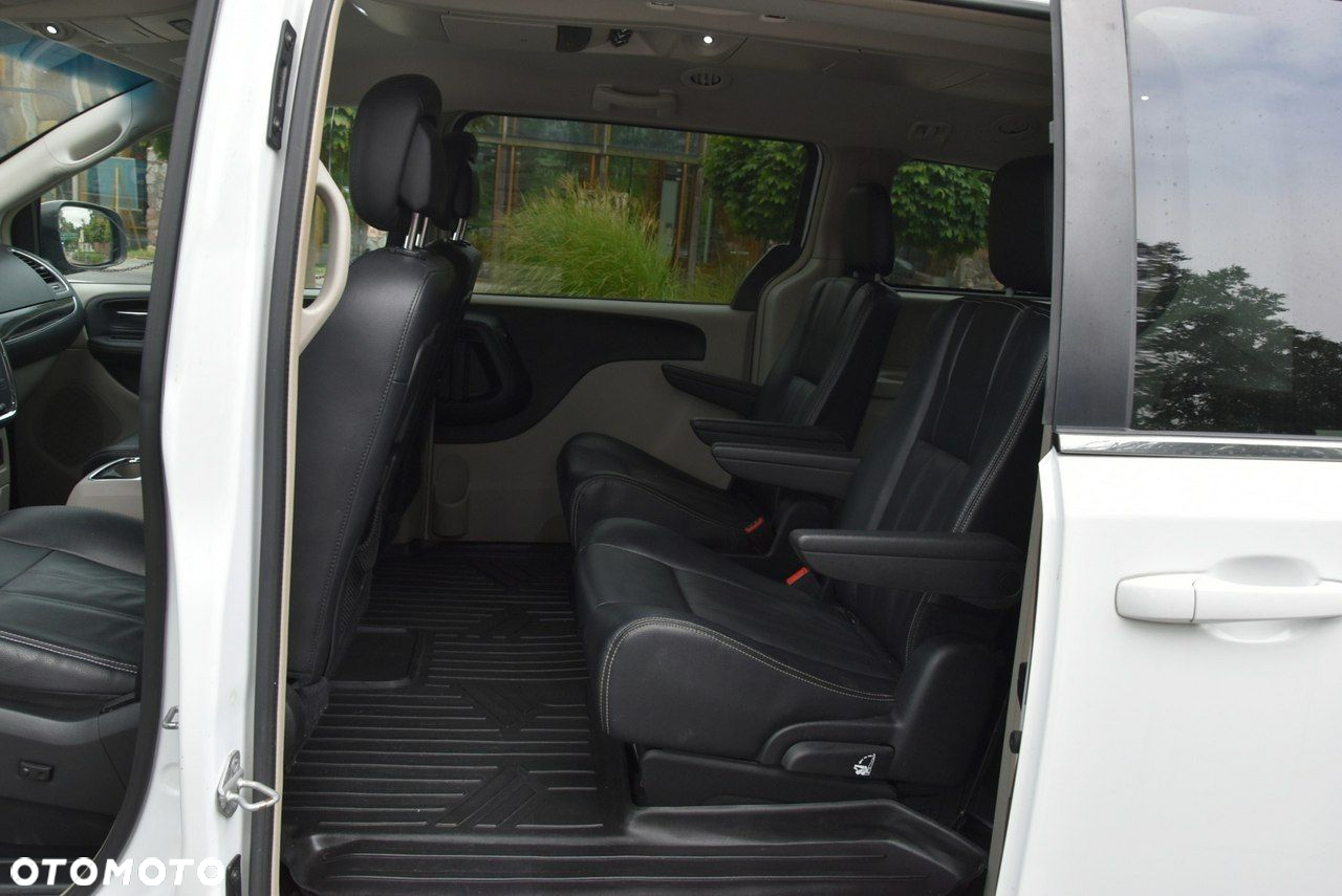 Chrysler Town & Country - 13
