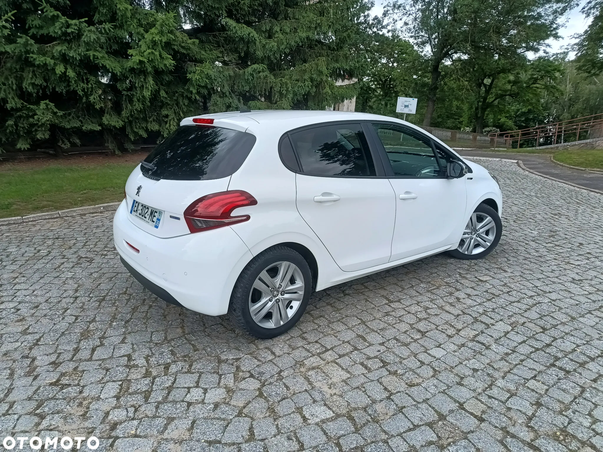 Peugeot 208 e-HDi 92 Stop&Start Style - 4