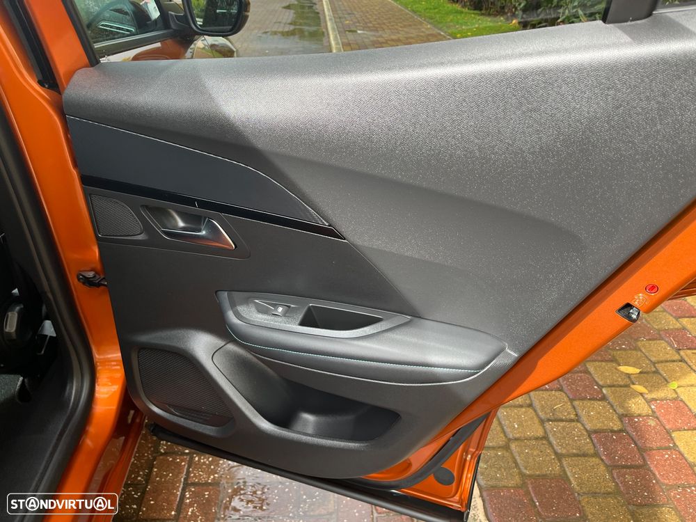 Peugeot 2008 1.2 PureTech Allure EAT8 - 29