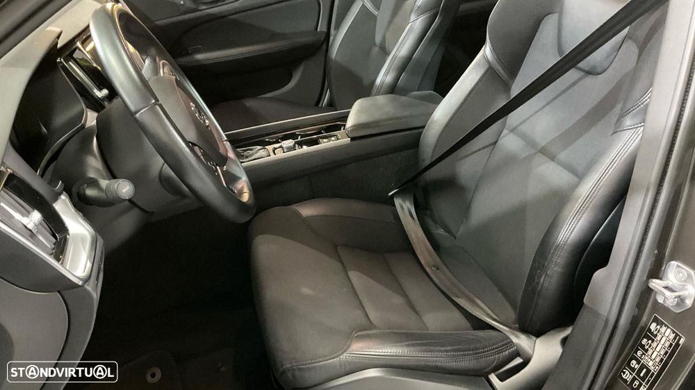 Volvo V60 2.0 T4 Momentum Plus - 28