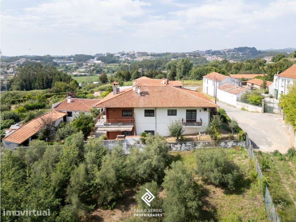 Moradia T3+1 com ampla área exterior em zona residencial calma de O... - Grande imagem: 2/35