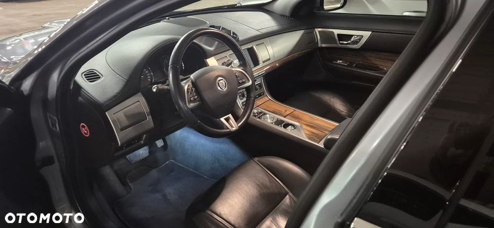 Jaguar XF 3.0 V6 D Luxury - 16