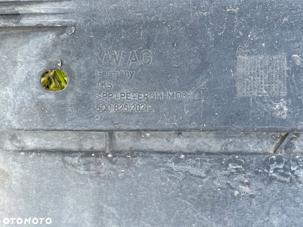VW Golf VII Osłona podwozia prawa 5Q0825202L - 3