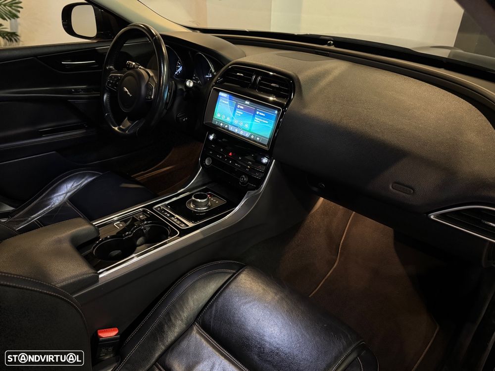 Jaguar XE 2.0 D R-Dynamic HSE - 27