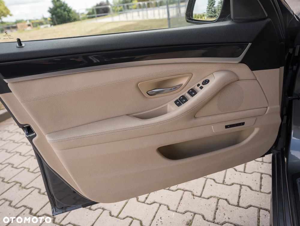 BMW Seria 5 528i Sport-Aut - 30