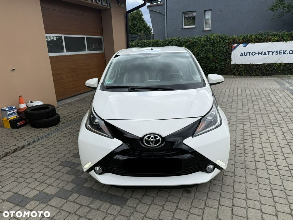 Toyota Aygo x-play touch - 2