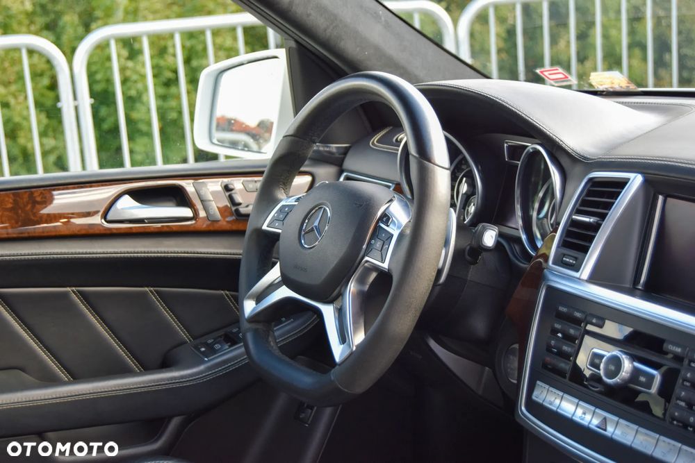 Mercedes-Benz ML 63 AMG 4Matic AMG SPEEDSHIFT 7G-TRONIC AMG Performance Package - 29