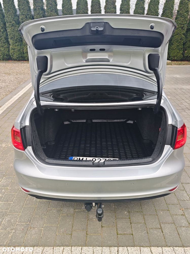 Volkswagen Jetta 1.6 TDI Trendline - 11