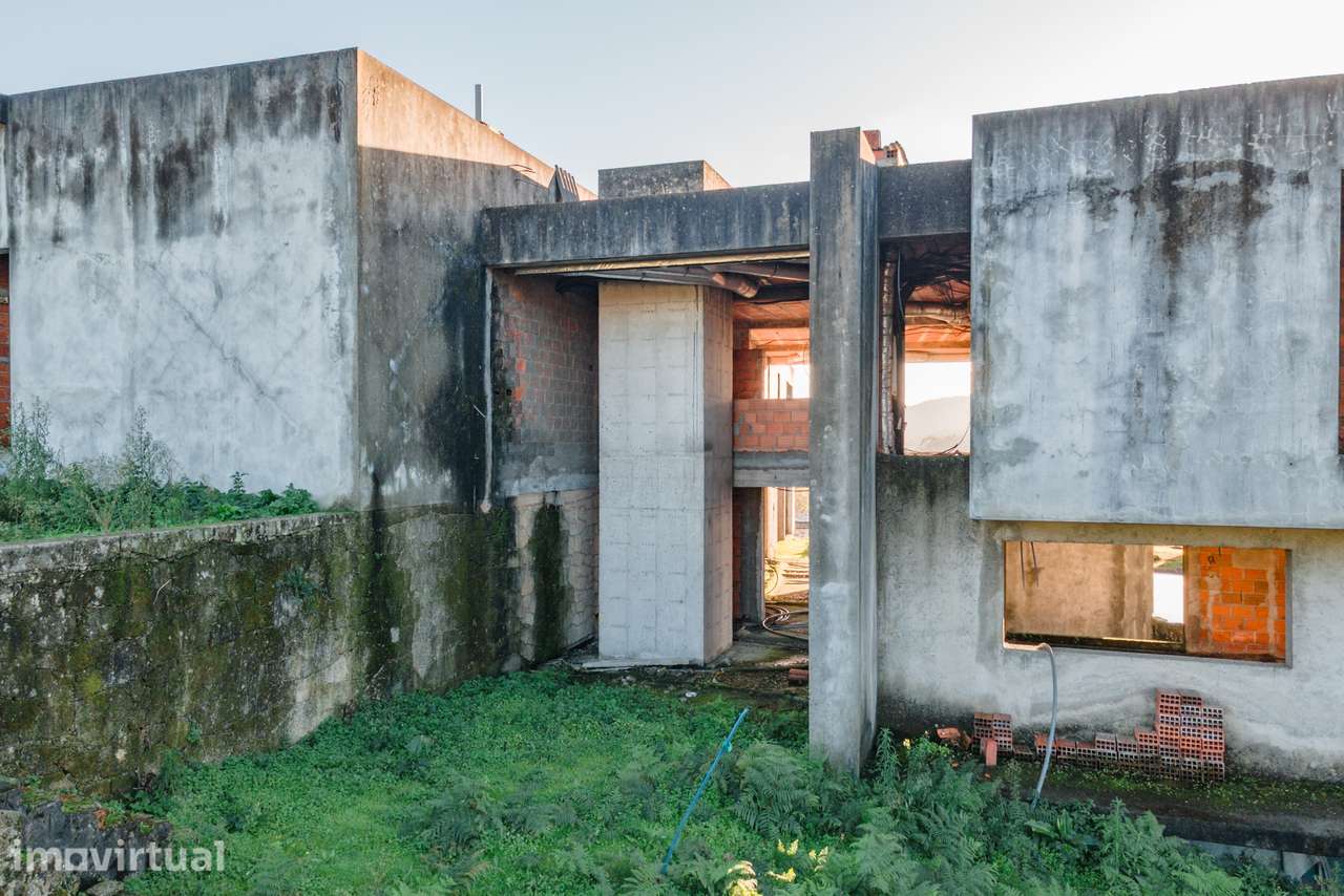 Projeto de Luxo para Concluir – Terreno + Estrutura em Alvelos - Grande imagem: 4/29
