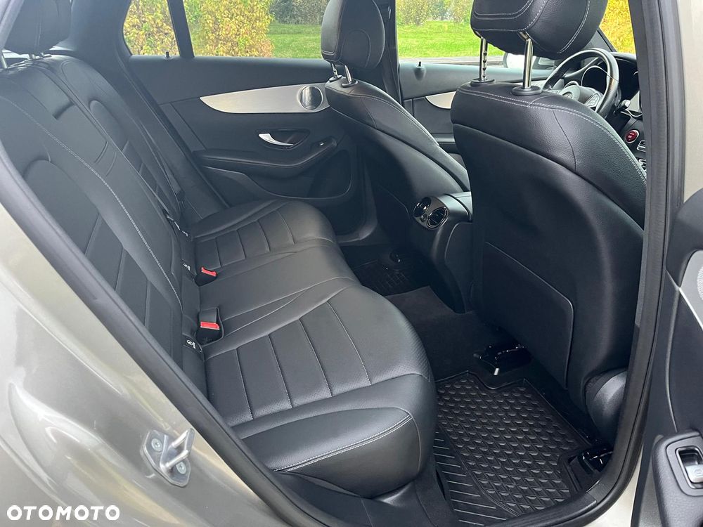 Mercedes-Benz GLC 300 4Matic 9G-TRONIC Exclusive - 29