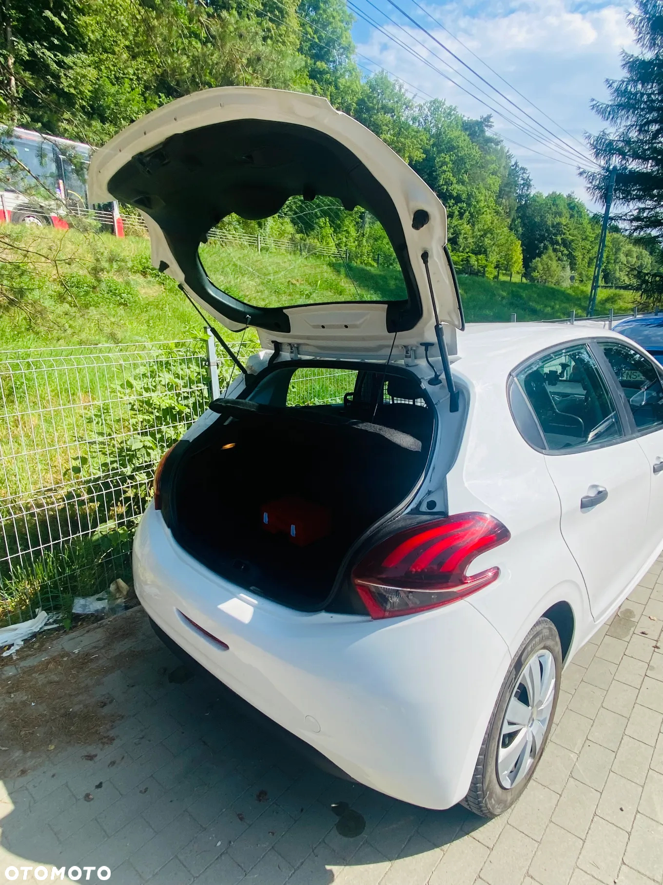Peugeot 208 - 12