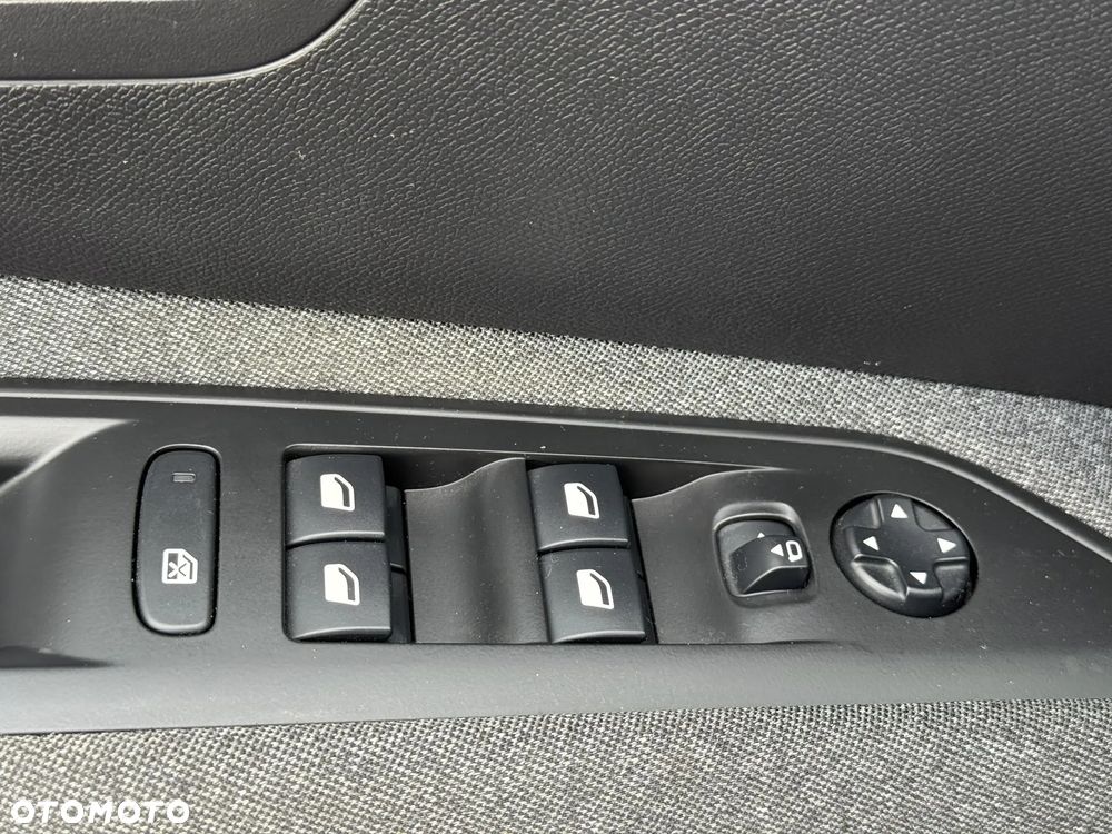 Peugeot 3008 BlueHDi 130 Stop & Start EAT8 Active Business-Paket - 24