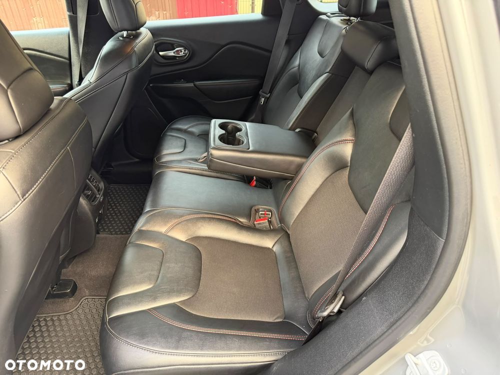 Jeep Cherokee - 19