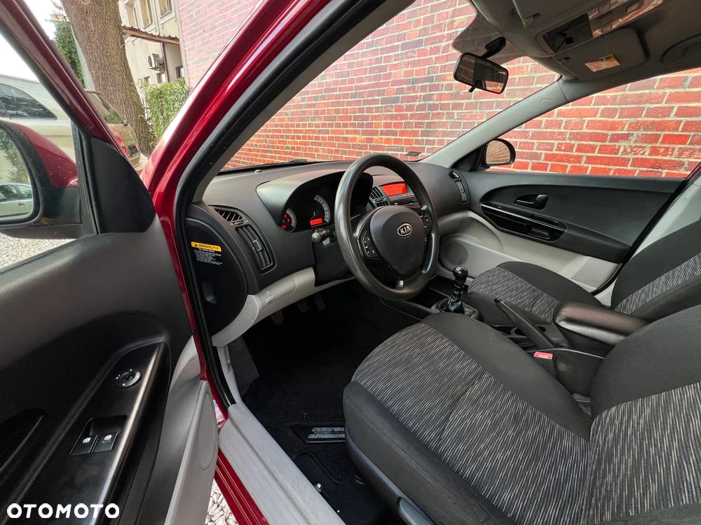 Kia Ceed - 8