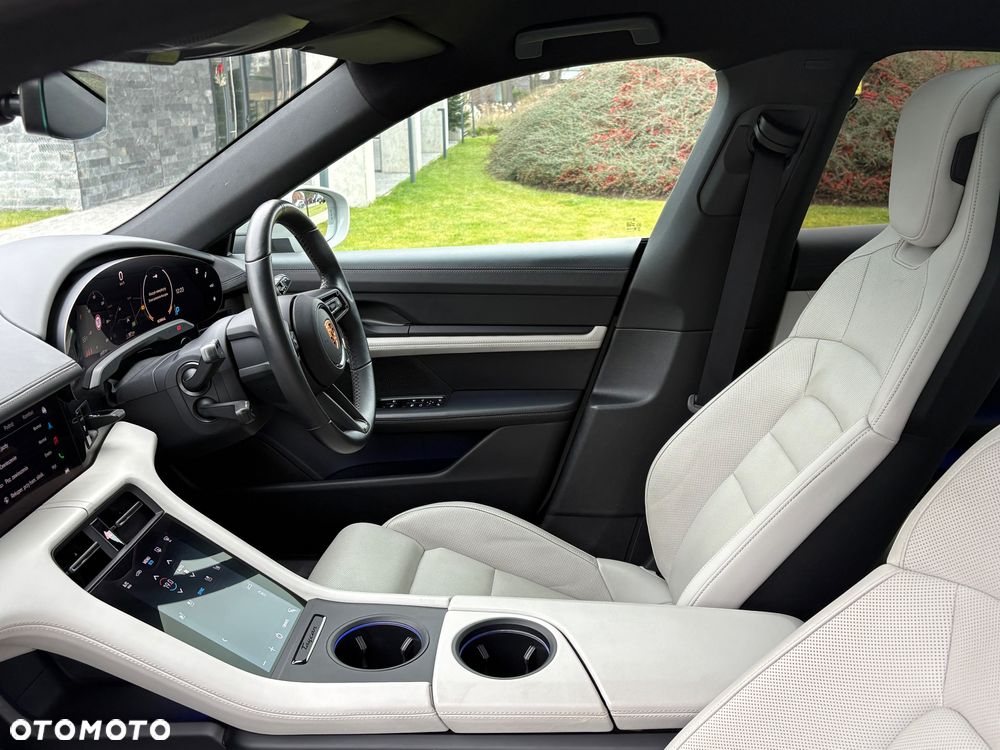 Porsche Taycan 4 - 5