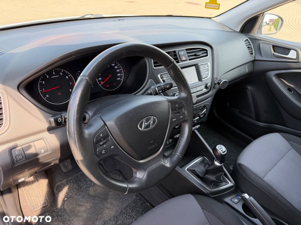 Hyundai i20 blue 1.2 YES - 13