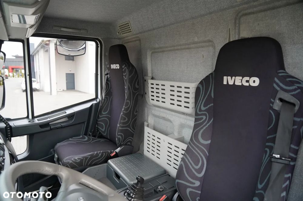 Iveco 180E25 / 4X2 / SKRZYNIOWY 7,5m + HDS HYVA HB150X MAX UDŹWIG 5 200KG / STEROWNIE RADIOWE  / ROTATOR / AUTOMAT - 25