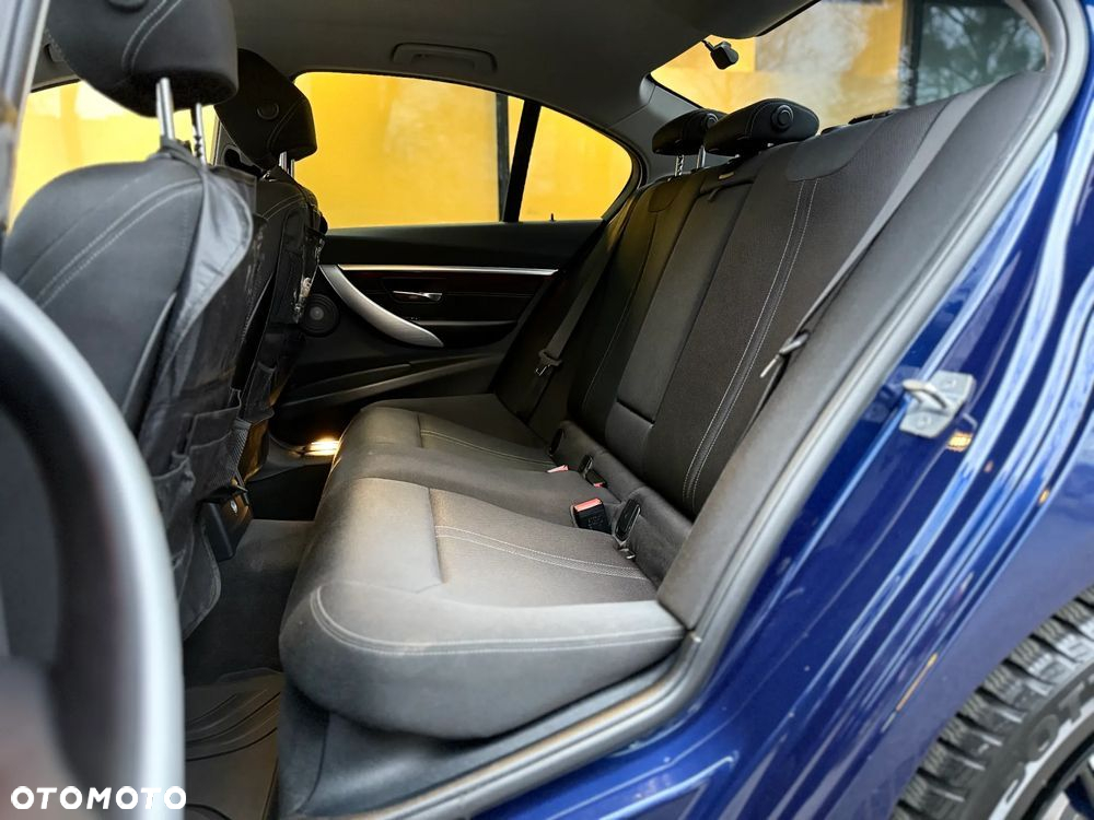 BMW Seria 3 330i xDrive Sport Line - 16