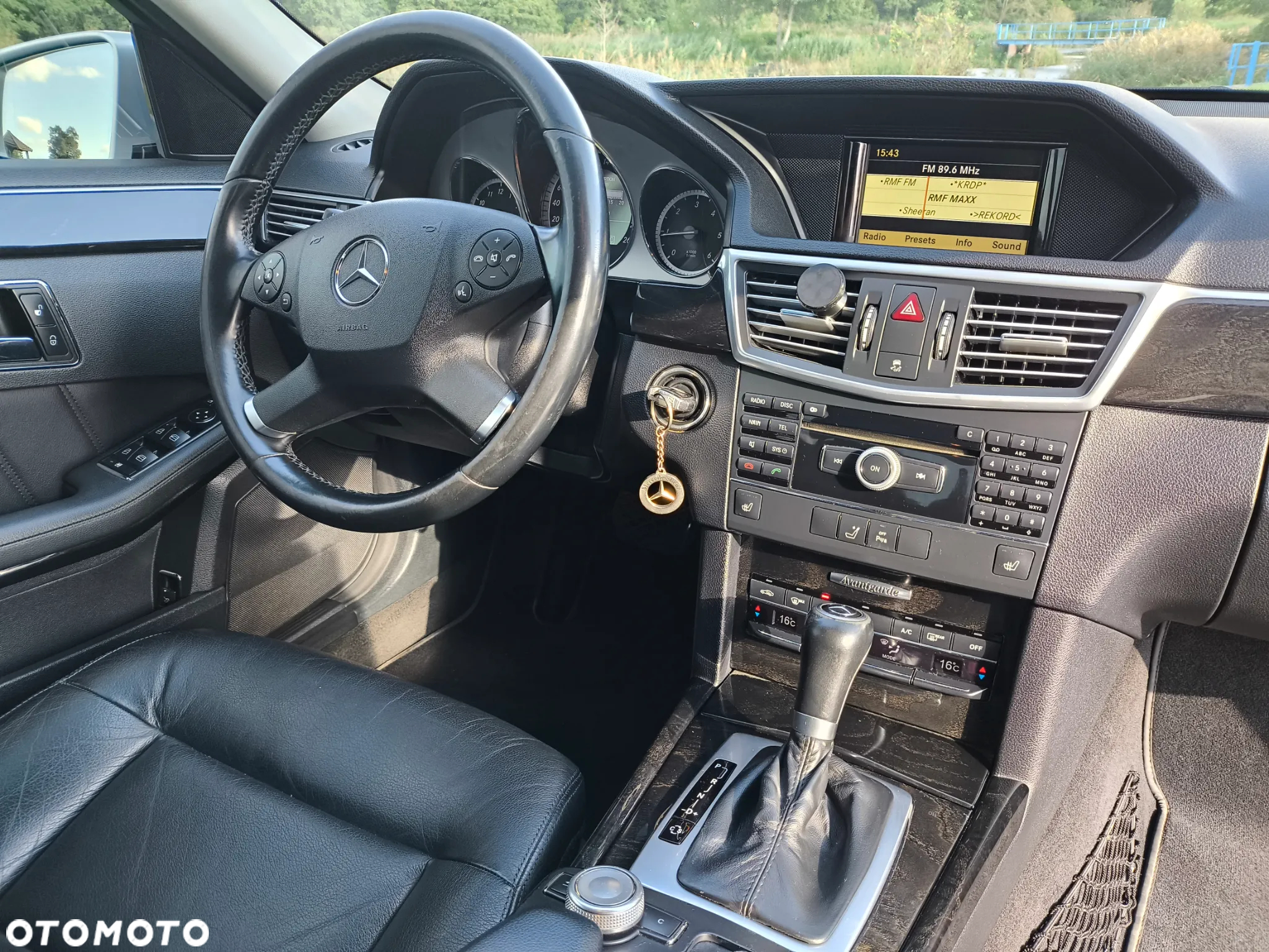 Mercedes-Benz Klasa E 220 CDI DPF BlueEFFICIENCY Automatik Avantgarde - 12