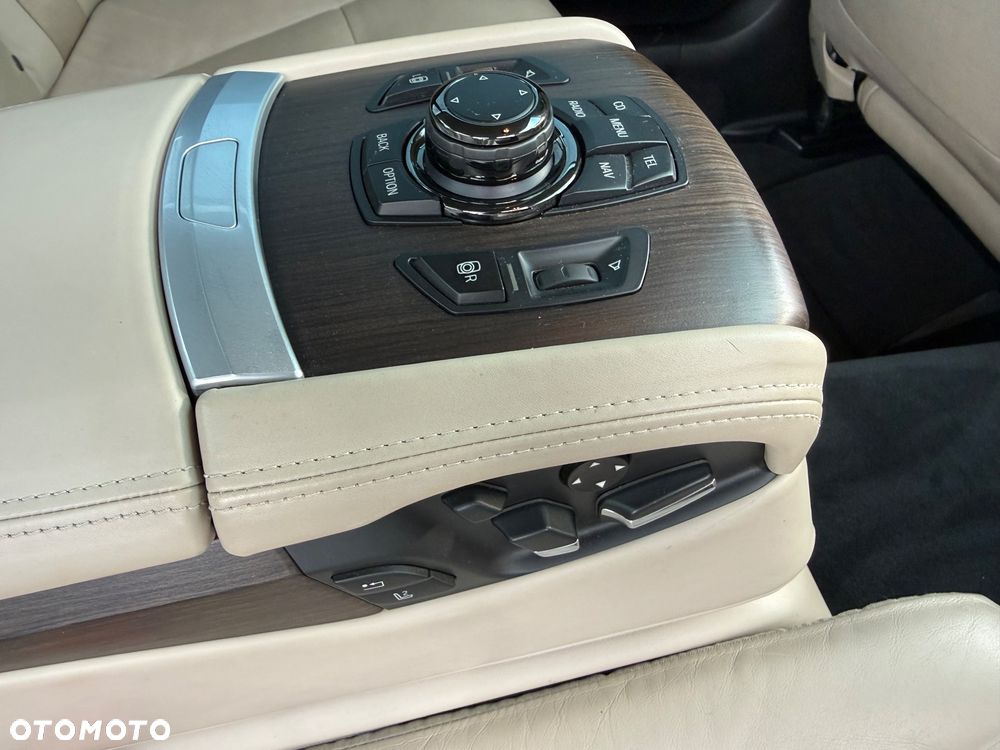 BMW Seria 7 750i xDrive - 13